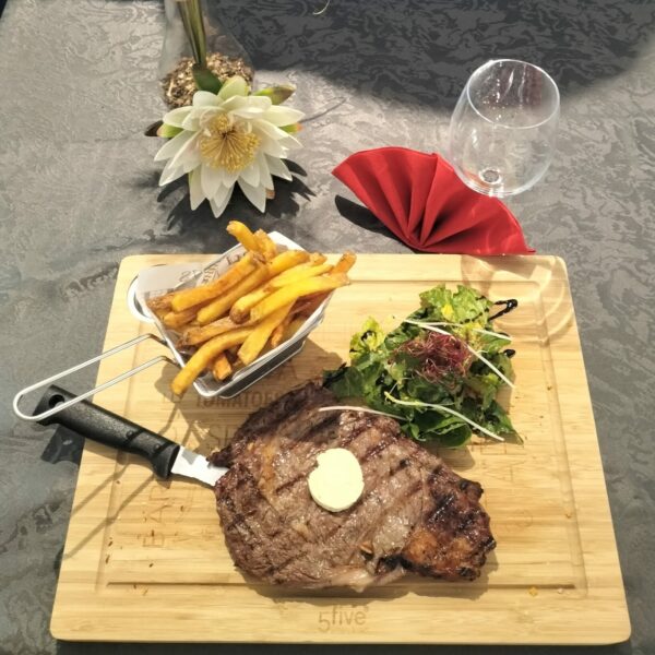 Le chef David vous propose une entrecôte beurre maître d'hôtel